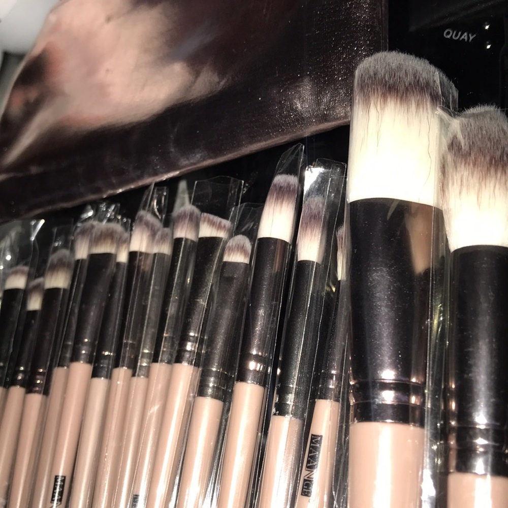 21 piece brush set. Makeup brushes